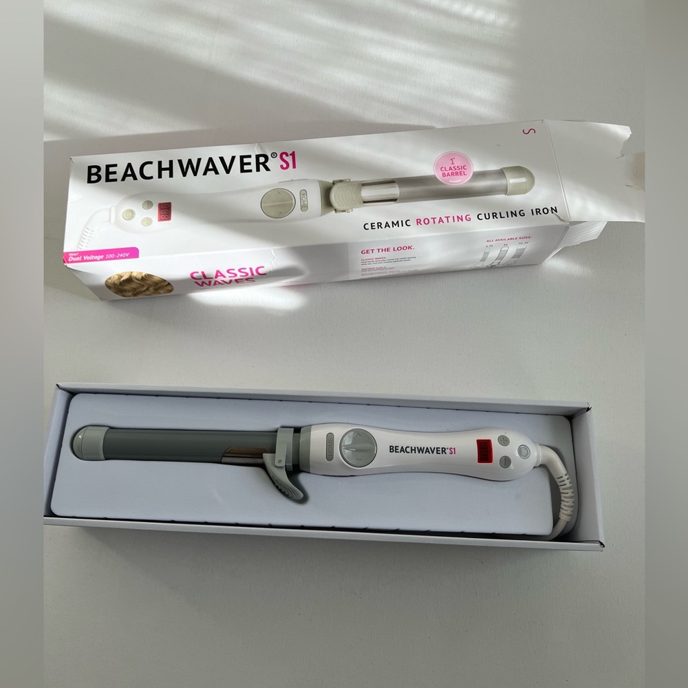 *SOLD*Beachwaver® S1 Dual Voltage White Rotating Curling Iron